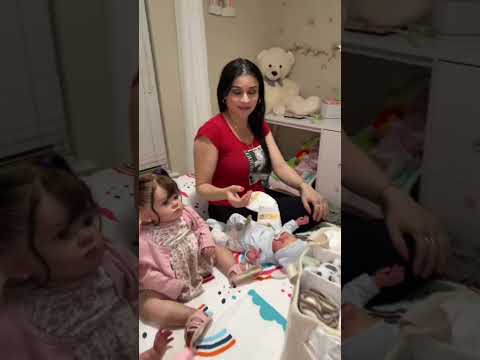 JUGANDO A LAS MUÑECAS ( BEBÉS REBORNS ) CON MI MAMÁ