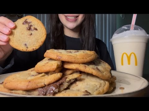 ASMR WARM CHOCOLATE CHIP COOKIES WITH VANILLA MILKSHAKE FROM MCDONALD’S 