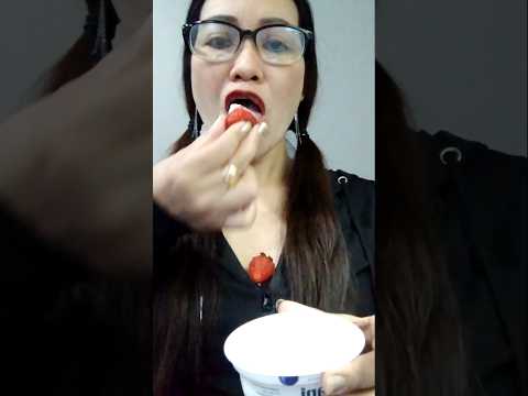 STRAWBERRY WITH GREEK YOGURT #everyone #mukbang #shortsfeed #onebite