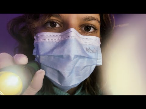 ASMR ~ Médica examinando para saber o que tem de errado com você