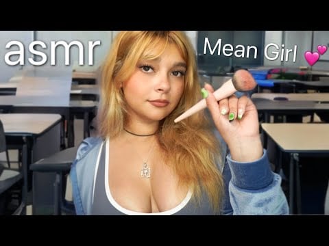 La chica popular y creída te maquilla en plena clase 💄😈 (ASMR Roleplay)