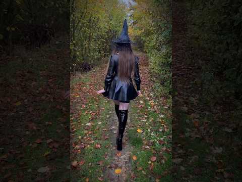 Follow me into the woods… it’s witch season after all🧙‍♀️🖤 #latex #cosplay #halloween #boots #fyp