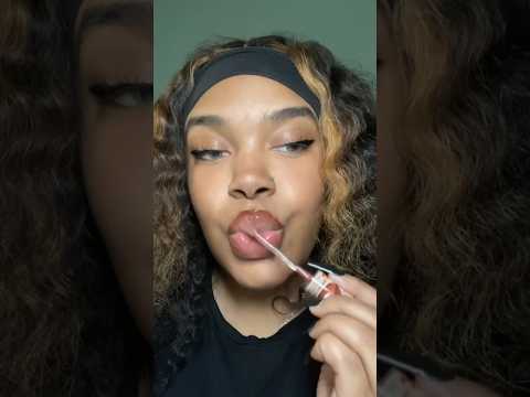 old lip gloss application ✨ #shortscreator #shorts #asmr #relax #asmrsounds #asmrshorts #lipgloss