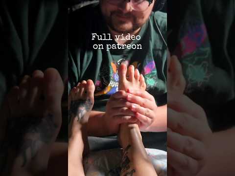 having a masseuse as a roommate is THE BEST! #asmr #asmrfootmassage #footmassage #asmrrealperson