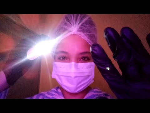 ASMR Sou sua DERMATOLOGISTA 💆🏻‍♀️🎀 (Sons de luvas pretas, esfoliação, óleo, spray no seu rostinho..)