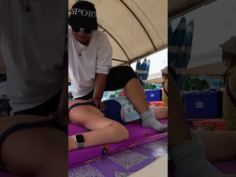 Masaje callejero con aceite de coco en una playa de #Tailandia 🇹🇭 #massage #beach #relax #short