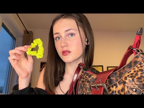 ASMR POV: La peste fouille dans ton sac à main avant que le cours commence…😈