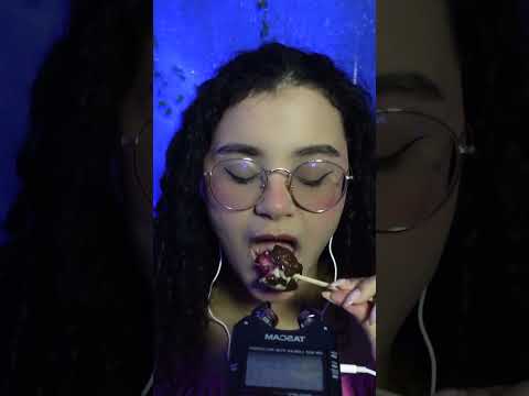 ASMR COMENDO BOMBOM DE MORANGO