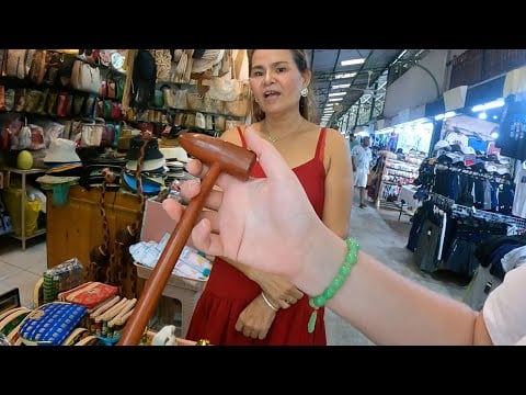 Comprando instrumentos para masajes en el Night Bazar de Pattaya, Tailandia 🇹🇭