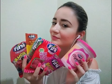 ASMR: EXPERIMENTANDO DOCES DA FINI (SUSSURROS, SONS DE EMBALAGENS E MASTIGAÇÃO) 🎧