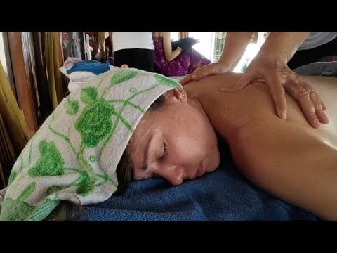 Potente masaje de espalda en una playa de Tailandia  🇹🇭