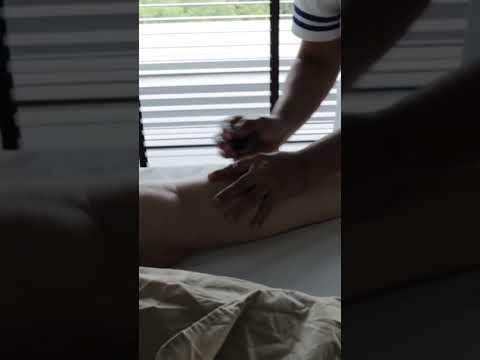 Masaje con piedras calientes en mis piernas
