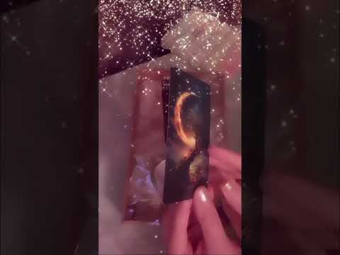 Une petite lecture de cartes avec une bougie crépitante.🕯