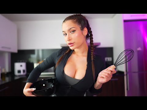 ASMR Roleplay | Tu novia TE COCINA 😳