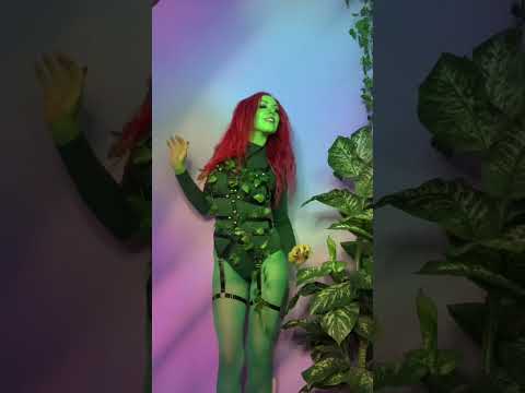 Poison Ivy's Toxic Kiss 💋🌱🪻 #poisonivy #poisonivycosplay  #cosplay