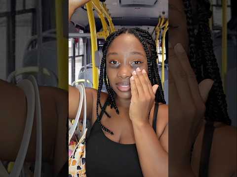 ASMR CUIDANDO DA SUA OLHEIRA NO TRASPORTE PÚBLICO #asmr #humor #shorts  #shortvideo