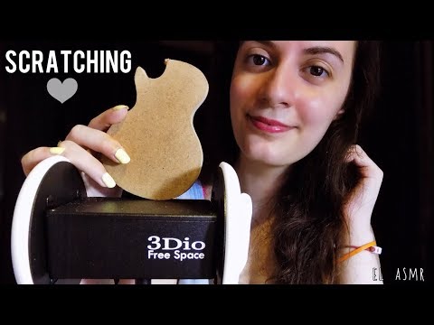 ★ASMR italiano★ SCRATCHING su mini CHITARRA DI LEGNO🎸♥ BINAURALE (brushing,tongue clicking)