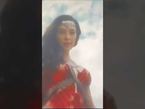 Чудо женщина спасает Бэтмена в фильме Флэш