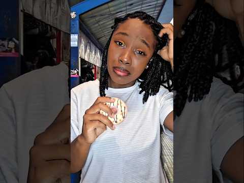 ASMR POV - AQUELA TIA TIRA PIOLHO DO SEU CABELO NO PONTO DE ÔNIBUS #asmr #humor #shorts