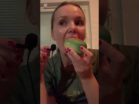 ASMR - testar den virala fruktbakelsen😍 #asmrsvenska #svenskasmr #asmr #asmreating #mukbang