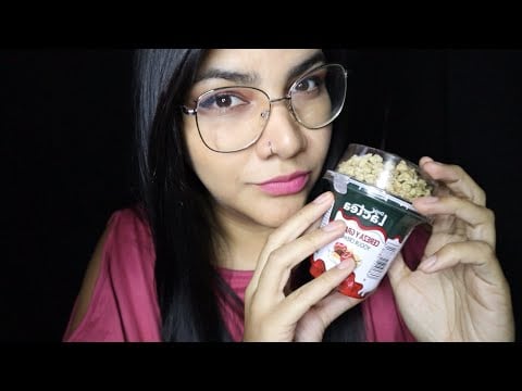 ASMR comiendo yogurt mientras leo anécdotas de robos