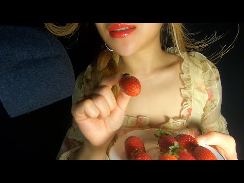 ASMRㅣStrawberry Eating & Whisperingㅣbreathingㅣ딸기 눈송이ㅣ눈 내려온다ㅣ부드러운 속삭임&숨소리