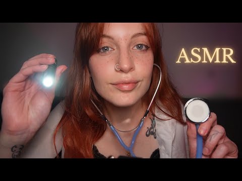 ASMR DOCTORA te CURA cuando te encuentras mal 🩺 Roleplay médico