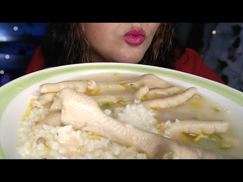 ASMR Comiendo patitas de pollo en caldo