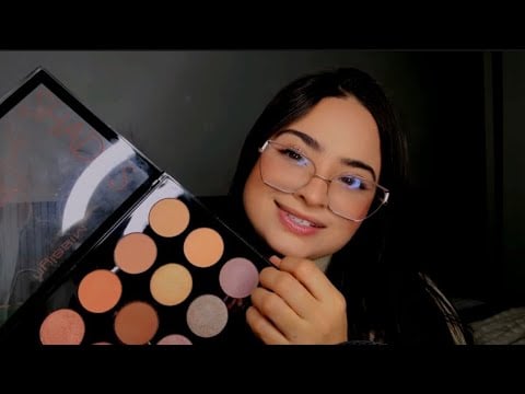 ASMR:AQUELA GAROTA OBCECADA POR VOCÊ TE PRESENTEIA E ARRUMA SEU CABELO!