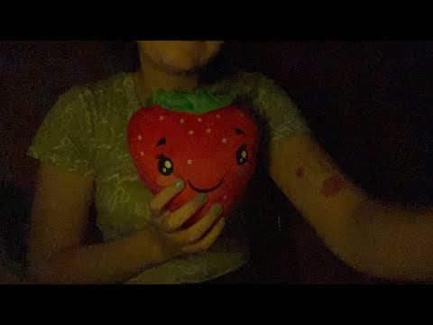 ASMR Mouth sounds y scratching con una fresita🍓