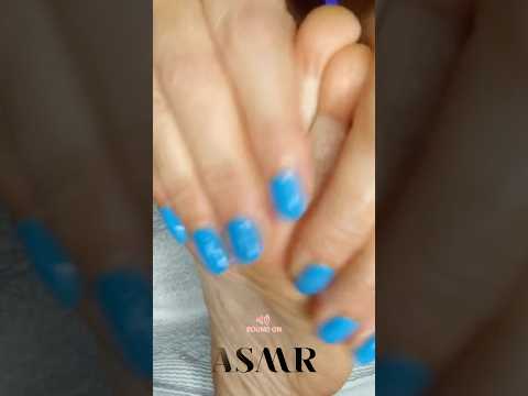 Masajear tu pie 🦶 ayuda a mejorar el sueño 😴 #asmr video completo en mi canal 😊 #relax #sonidos