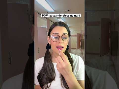 POV: passando gloss na nerd #asmr #asmrsounds #humor #comedia