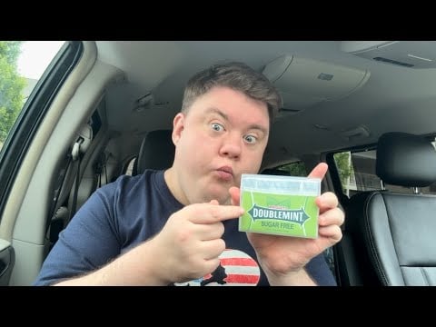 ASMR VERY PLEASANT GUM CHEWING GUM SNAPPING ASMR IN THE CAR