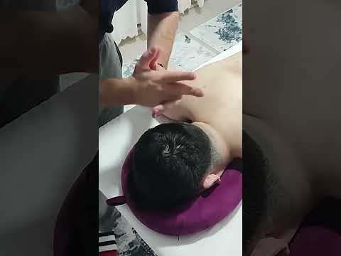 MASSAGE THAT RELAXES THE MUSCLES IN THE BACK, HEAD AND NECK #satisfying #relaxing #asmr #shorts