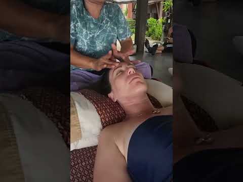 Increíble masaje de cara en una playa de Tailandia #massage #relax #beach