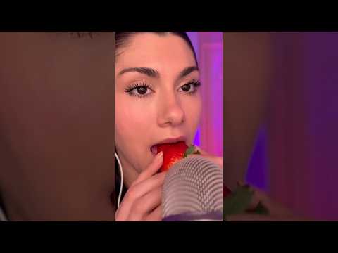 Sonidos crujientes 🍓🍓 #asmr #asmrforsleep #asmreating #asmrsounds