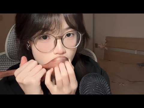 Sucking on a wooden spoon trigger sound, oral sounds, visual stimulation😘ASMR