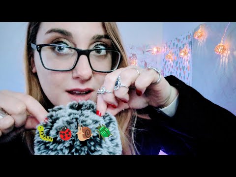 ASMR en Español Looking For Bugs, Buscando Bichos en el microfono