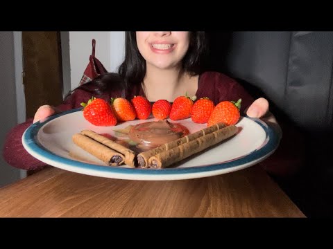 STRAWBERRIES AND WAFERS WITH NUTELLA ASMR *JUICY AND CRUNCHY SOUNDS*