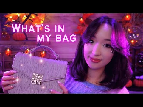 ASMR 👜 Qu'y a t-il dans mon sac ? 👀 (20 objets improbables) 💗 + chuchotements