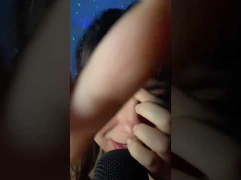 ASMR Tocando Seu Rosto 💤 Toques Espelhados & Mouth Sounds #shorts #shortsasmr