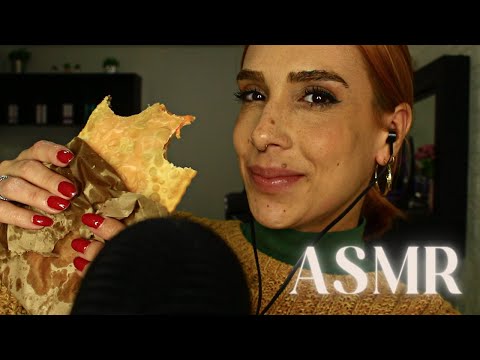 ASMR MUKBANG Comendo PASTEL. Sons de mastigação