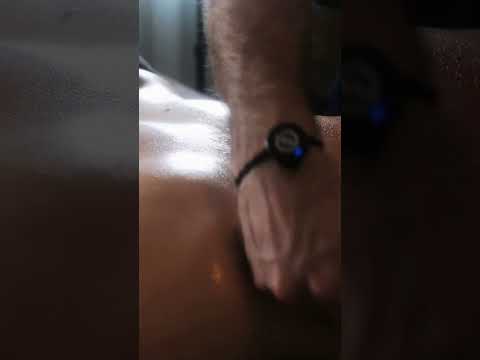 Amazing oil sounds from this ASMR back and neck massage 💆🏼‍♂️