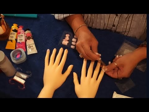 Asmr Français Rôleplay manucure, soins des mains et pose de faux ongles.