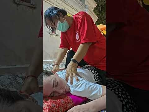 Masaje de espalda en un mercado callejero de #Tailandia 🇹🇭 #short #masaje #massage