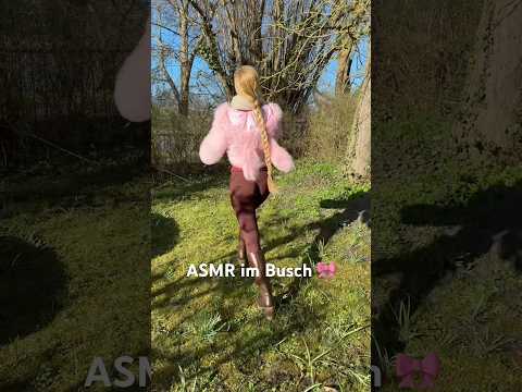 Naja, auf jeden Fall bin ich gerade im Busch und mache dort ASMR. 🤣