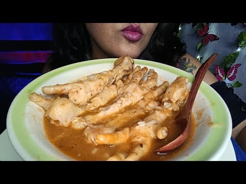 ASMR comiendo patitas de pollo en salsa de tomatillo