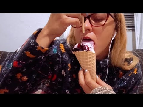 asmr caseiro: Tomando sorvete 🍦🍨 ( #sonsdeboca #sonsdemastigacao #asmrvideo)