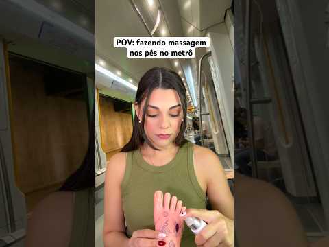 POV: fazendo massagem nos pés no metrô #asmr #asmrsounds #shorts #humor