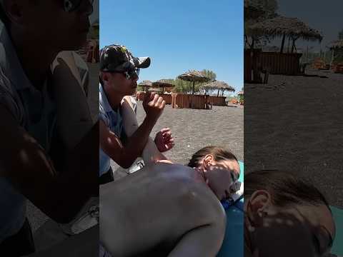 Uno de los MEJORES masajes en una playa de #Grecia 🇬🇷🌤️ #masaje #asmr #massage #short #relajación